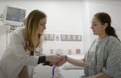 Кодирование Аквилонг в Барабинске Врач держит пациентку за руку