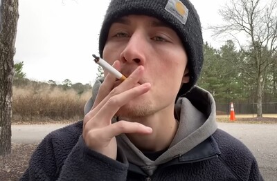 Лечение зависимости от табакокурения в Барабинске Мужчина с сигаретой делает затяжку