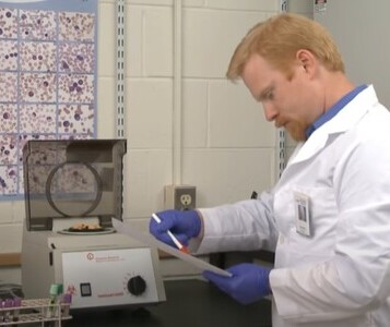 Клиника лечения наркозависимости в Барабинске Врач в кабинете клиники