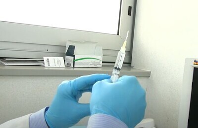 Проведение кодирования Вивитролом в Барабинске Шприц с Вивитролом в руках у врача